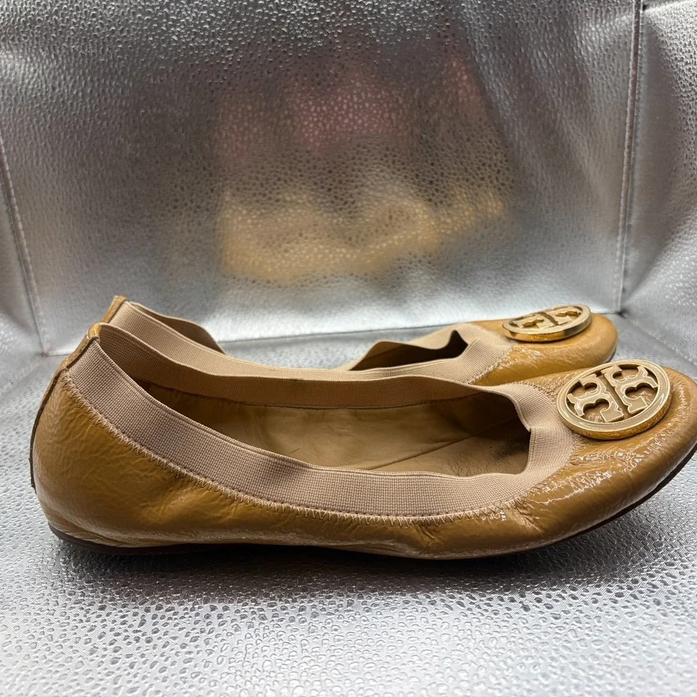Size 7 M Tory Burch Caroline Tan Womens Gold Logo Patent Leather‎ Ballet Flats